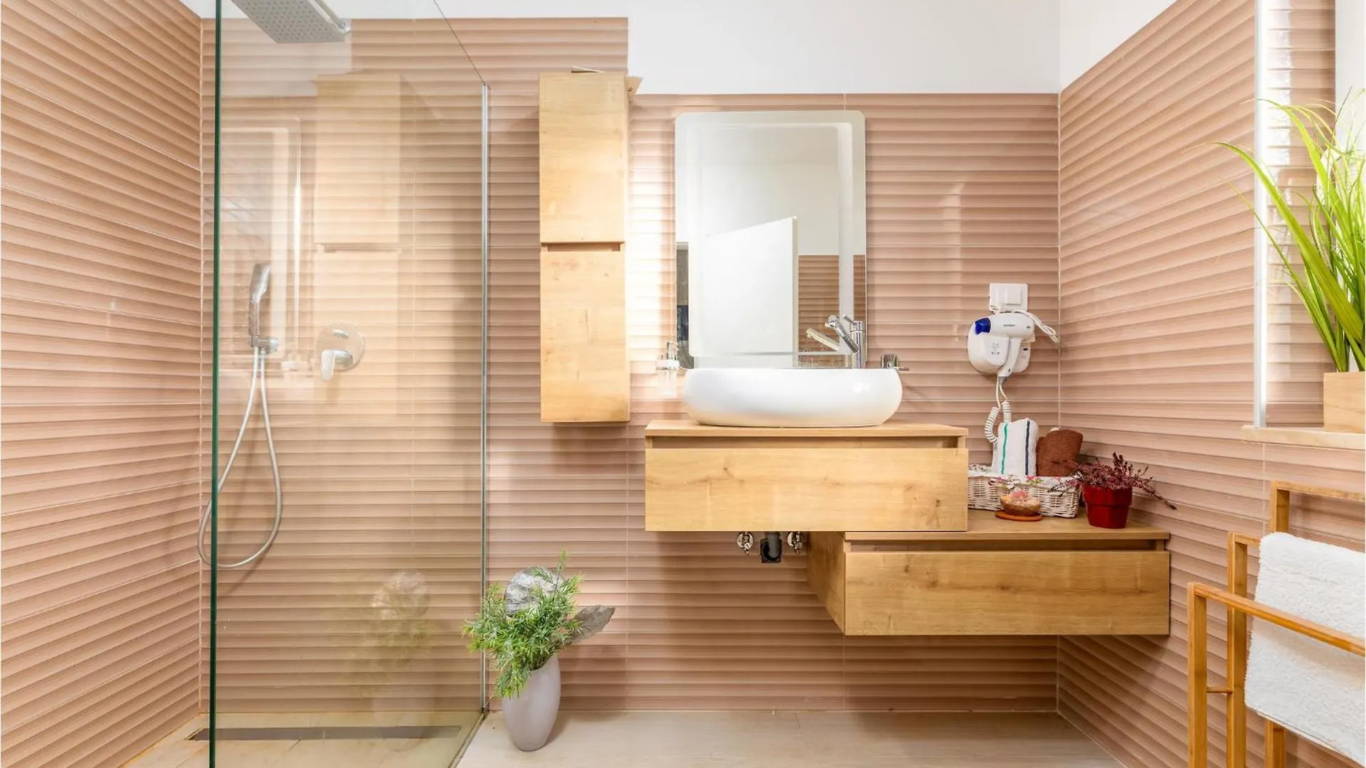 3 Bedroom Beautiful Home In Sosici בית נופש